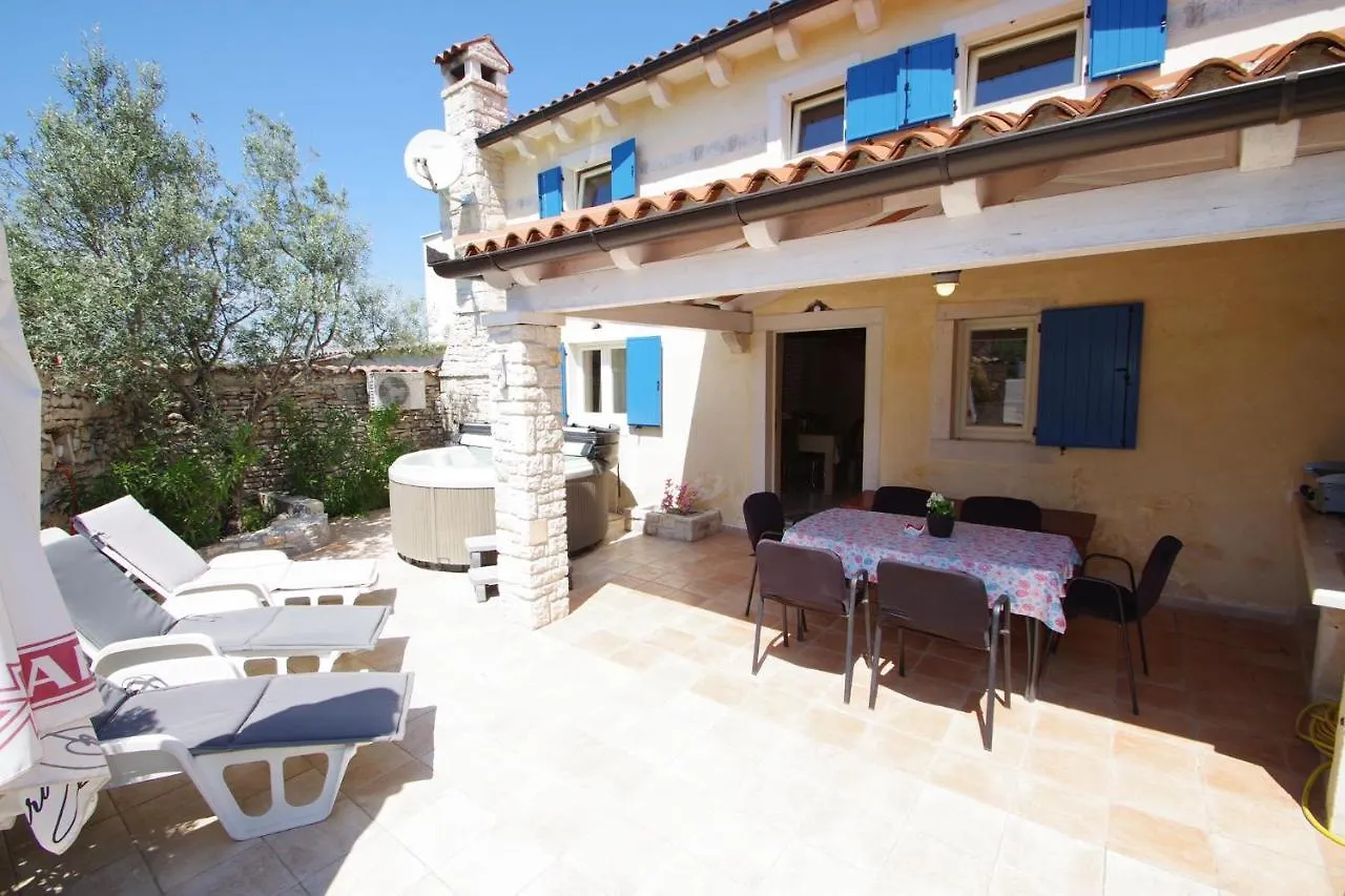 Mery Country House Kavran Holiday home